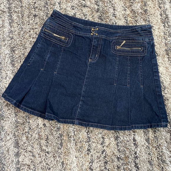Dkny Dresses & Skirts - DKNY jeans 90s Y2K pleated front dark denim mini skirt size 5